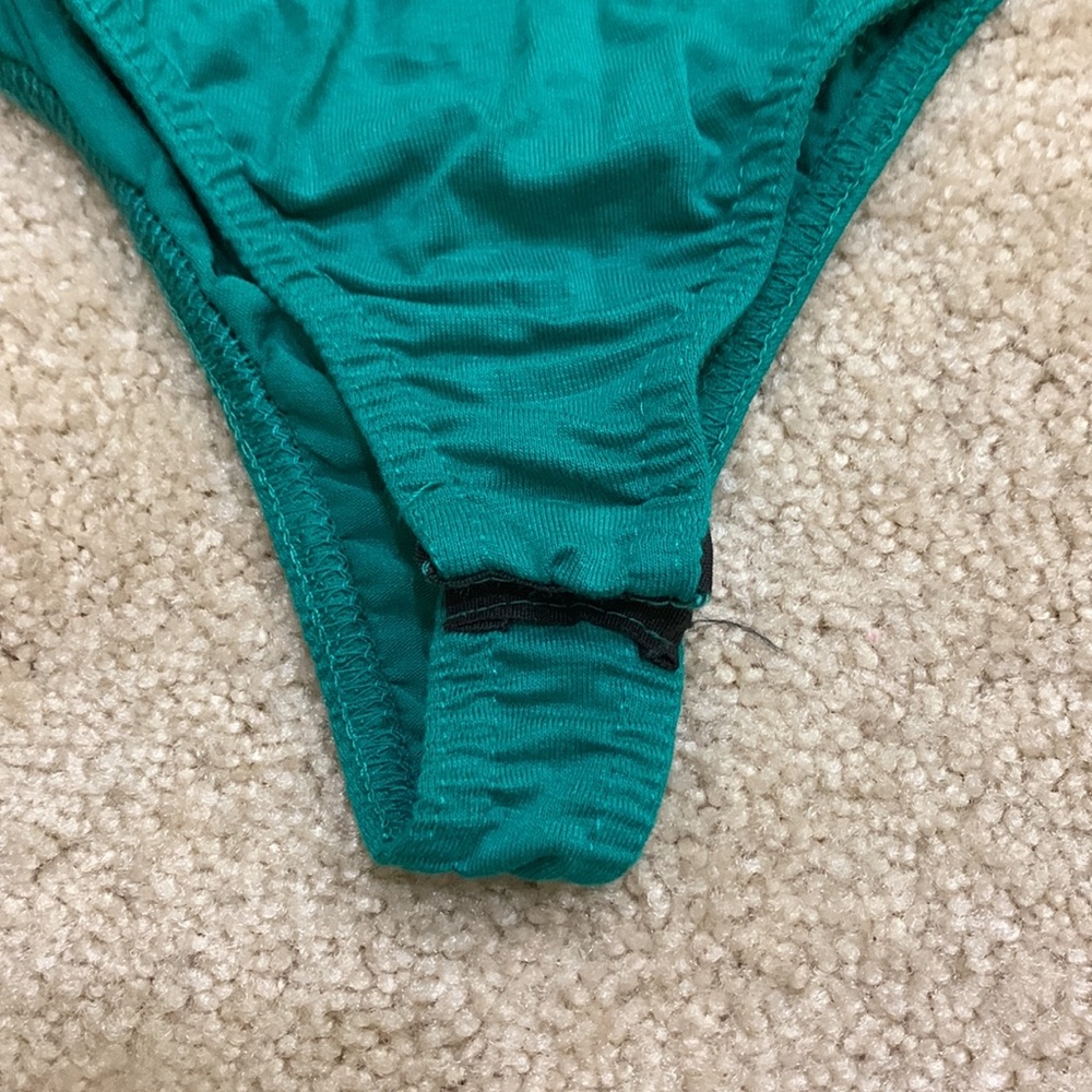 PrettyLittleThing basic cami bodysuit - Picture 4 of 7